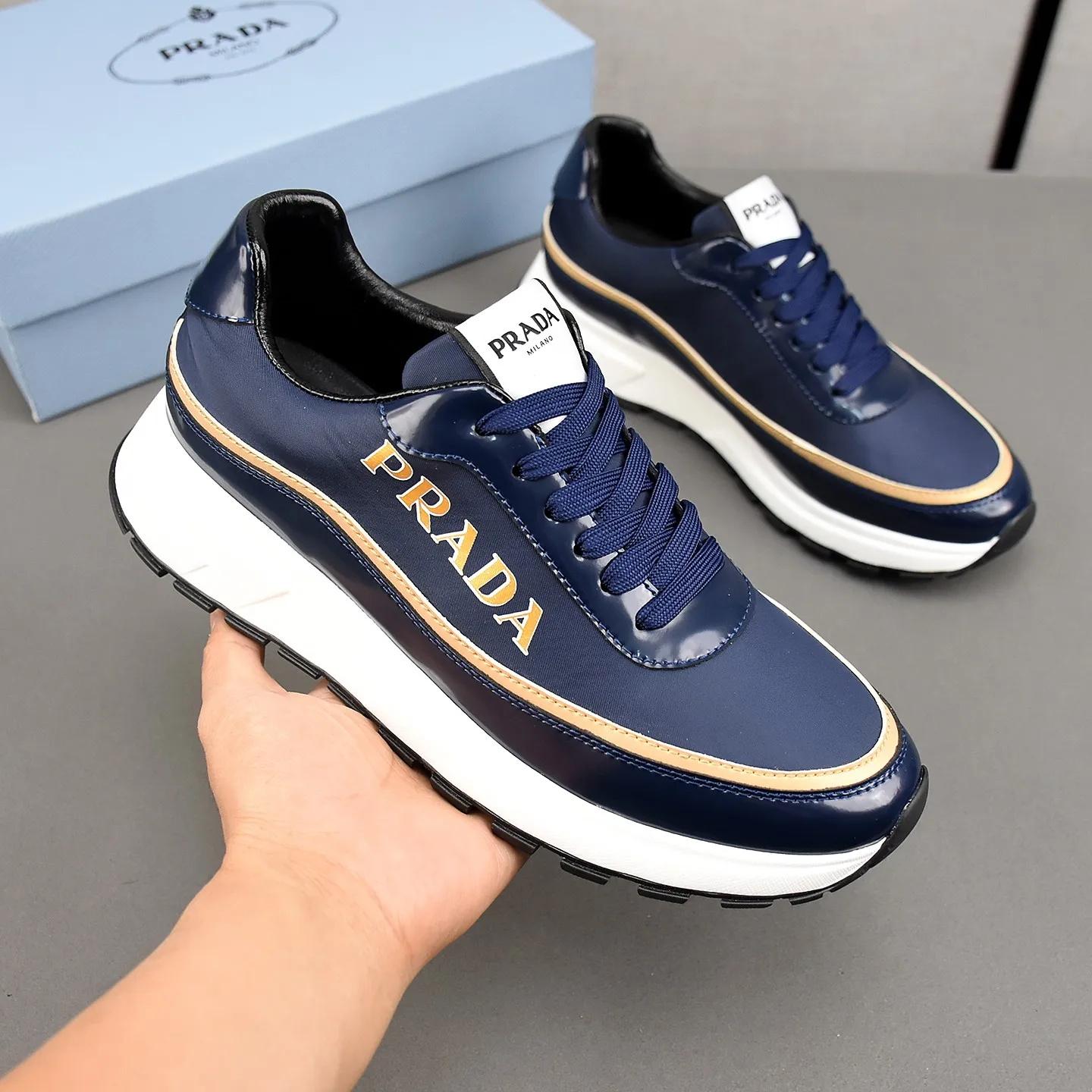 PP420👟👟👟Prada/Prada Prax men's series casual sports shoes Prax sports shoes combine style and comfort, with a unique sports design defined by exquisite materials and details. Fashionable, casual and versatile, it is decorated with an enameled triangle logo on the outside, a Prada Milano printed logo on the tongue, and a 2.5cm lightweight two-tone rubber sole for a comfortable wearing experience! Size: 38-39-40-41-42-43-44 standard leather shoe size